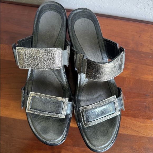 Naot Pewter Metallic Slip On Double Strap Wedge Sandal Womens 40 Casual Career - Picture 4 of 5